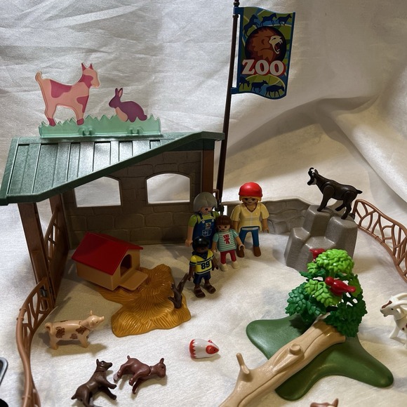 Playmobile Citi Life Petting Zoo Animals People  Goats Sheep Pigs Fence Flag - Picture 2 of 9